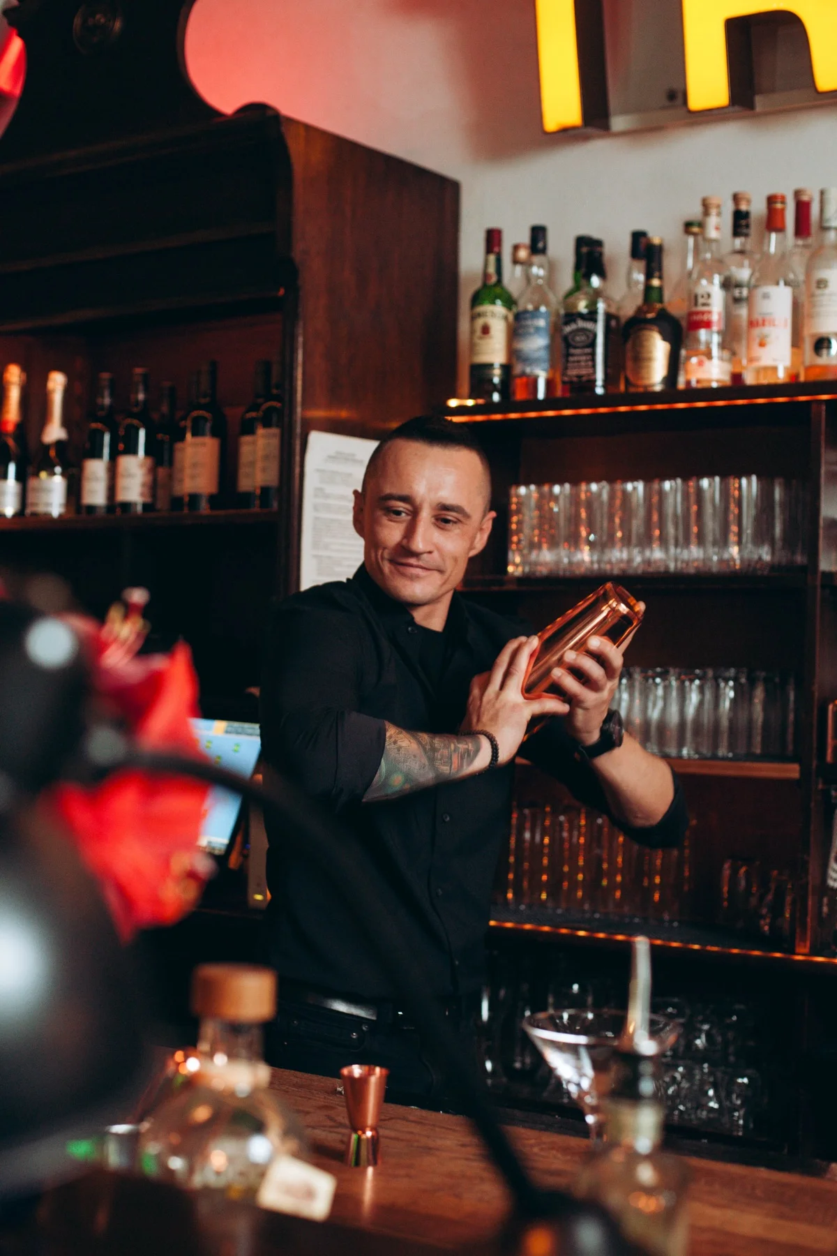 Robert hinter der Bar mit dem Shaker